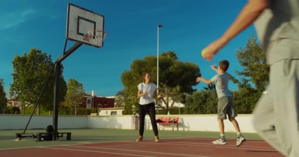 Filho jogando basquete passando com pai e mãe . — Vídeo de Stock
