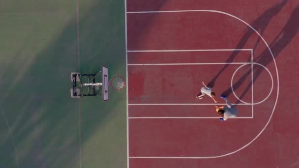 Luchtfoto 's. vader en zoon basketballen op het veld buiten. — Stockvideo