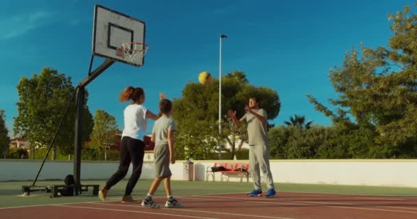 Син грає в баскетбол з батьком і матір'ю . — стокове відео