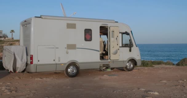 RV, Véhicule de loisirs, camping à la plage . — Video