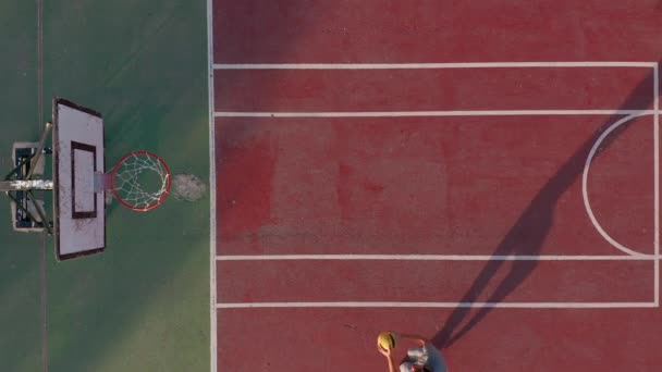 Aerial view. Man playing basketball on the court. — Stock Video