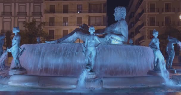 Fontána Plaze de Virgin na starém náměstí ve Valencii Španělsko leden 02, 2020. — Stock video