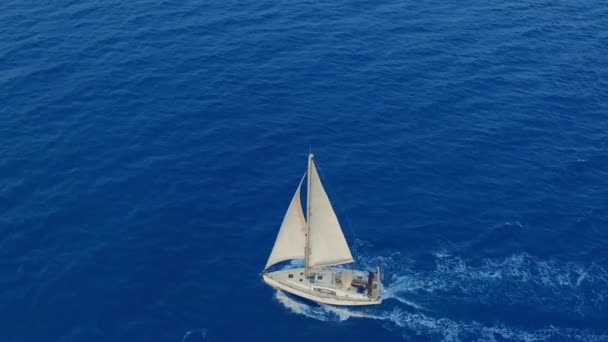 Vista aérea. Yates de vela con velas blancas en el mar abierto . — Vídeo de stock