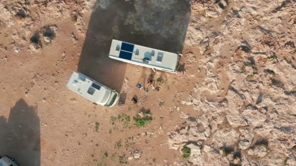 Vista aerea. Campeggio con camper moderno camper camper Van su una roccia vicino al mare . — Video Stock