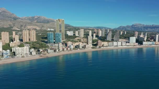 Ciudad española Benidorm edificios y playa de arena Poniente. Vista aérea . — Vídeos de Stock