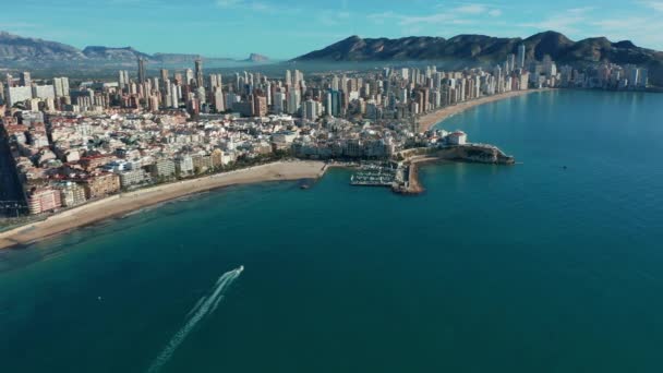 Ciudad española Benidorm edificios y playa de arena Poniente. Vista aérea . — Vídeos de Stock