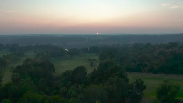 Luchtfoto 's. Golfbaan bij zonsondergang. — Stockvideo