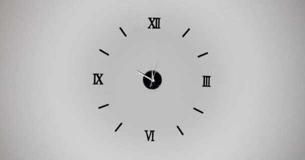 Relógio sobre fundo branco e movimento de ponteiros do relógio. Relógio lapso de tempo com três ponteiros de seta se movendo rápido . — Vídeo de Stock