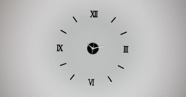 Reloj sobre fondo blanco y movimiento de las agujas del reloj. Reloj de lapso de tiempo con tres manos de flecha moviéndose rápido . — Vídeo de stock