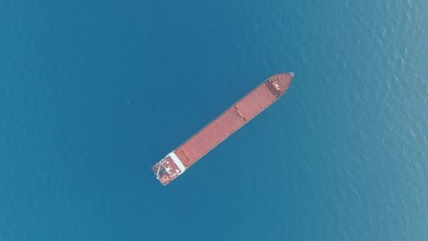 Εμπορευματικό πλοίο επιπλέει στη θάλασσα. Αεροφωτογραφία. — Αρχείο Βίντεο