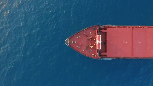 Buque de carga flotando en el mar. Vista aérea . — Vídeos de Stock