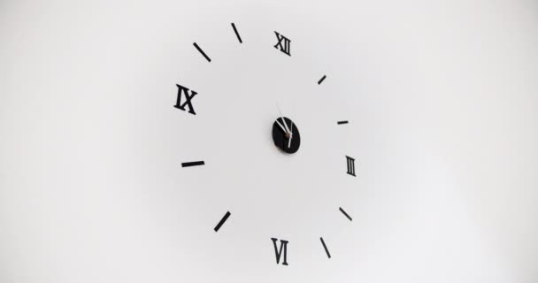 La marche de l'horloge. Timelapse ou laps de temps de l'horloge sur fond blanc et le mouvement des aiguilles de l'horloge . — Video