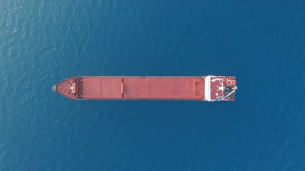 Navire de fret flottant sur mer. Vue aérienne . — Video