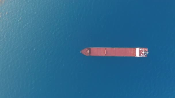 Vrachtschip drijvend op zee. Luchtzicht. — Stockvideo