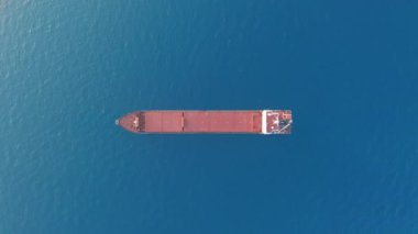 Hava görüntüsü. Kırmızı güverte kargo gemisi açık denizde yol alıyor..