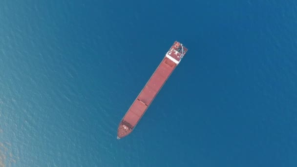 Widok z lotu ptaka. Czerwony pokład statek towarowy pływający na otwartym morzu. — Wideo stockowe