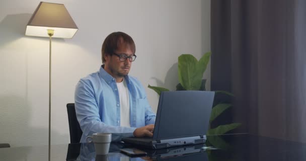 Hombre freelancer utilizando portátil de trabajo desde casa en Internet . — Vídeos de Stock