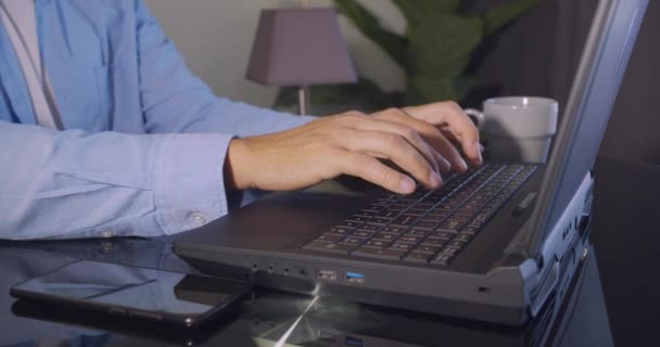 Руки печатают на клавиатуре компьютера, бизнесмен работает на ноутбуке в офисе. Крупный план . — стоковое видео