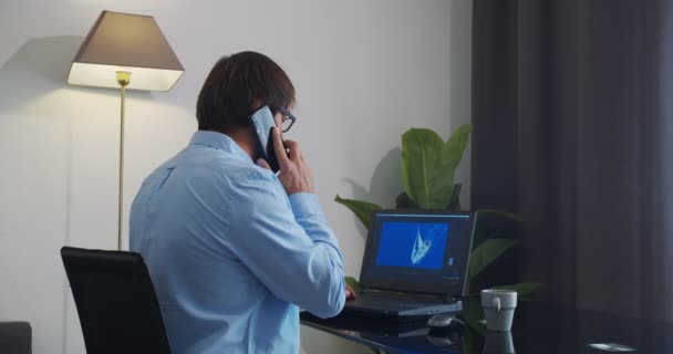 Üzletember beszél telefonon. Szakmai beszélgetés portréja az okostelefonon. Jóképű ember beszél mobilon.. — Stock videók