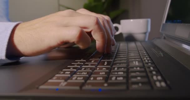 Hände tippen auf der Computertastatur, Geschäftsmann arbeitet im Büro am Laptop. Nahaufnahme. — Stockvideo