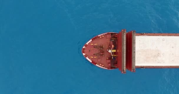 Vue aérienne. Navire cargo à pont rouge naviguant en haute mer .