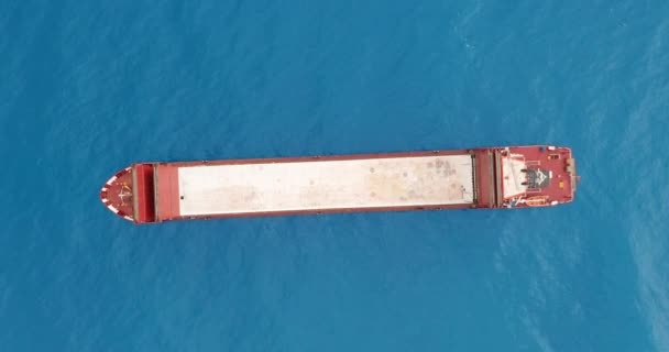 Vue aérienne. Navire cargo à pont rouge naviguant en haute mer .