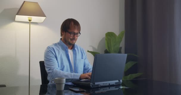 Man freelancer using laptop working from home in internet. — Stock Video