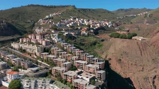 Hava görüntüsü. Atlantik kıyısındaki Santa Cruz de Tenerife şehrinin yüksekliğinden bak. Tenerife, Kanarya Adaları, İspanya. — Stok video