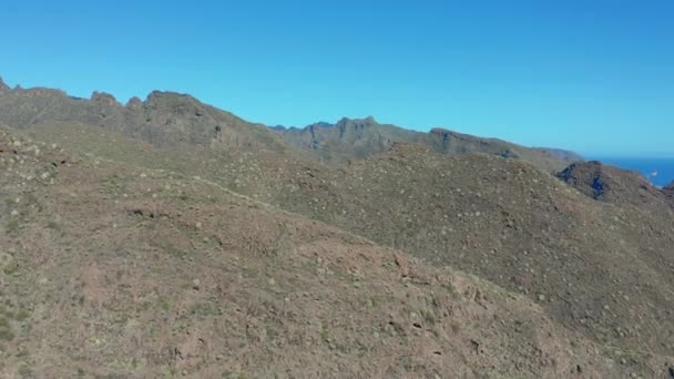 Vue aérienne. Beau paysage de montagne verdoyante. Vue panoramique sur la chaîne de montagnes de l "île de Tenerife, Espagne . — Video