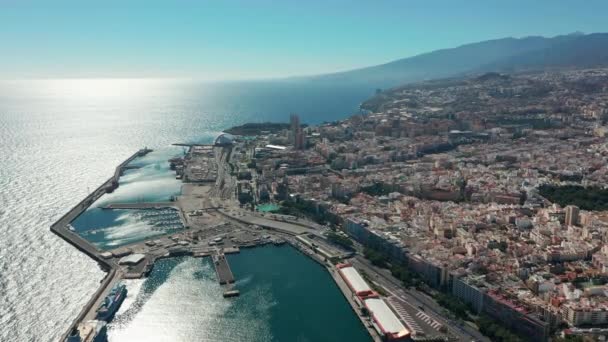 Flygfoto. staden Santa Cruz de Tenerife. Kanarieöarnas huvudstad i Spanien. En stad vid havet. — Stockvideo