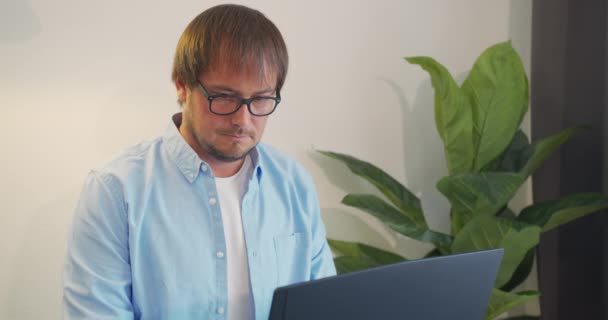 Young urban professional successful business man receiving good news in business. Success and achievement - happy businessman celebrating looking at laptop. — 비디오