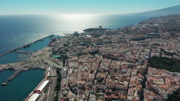 Vista aérea. Vista do alto da cidade de Santa Cruz de Tenerife na costa atlântica. Tenerife, Ilhas Canárias, Espanha . — Vídeo de Stock