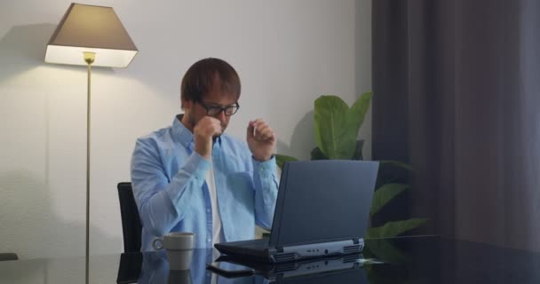 Vue rapprochée d'un jeune homme endormi, se frottant les yeux. Accro au travail, occupé, routine quotidienne . — Video