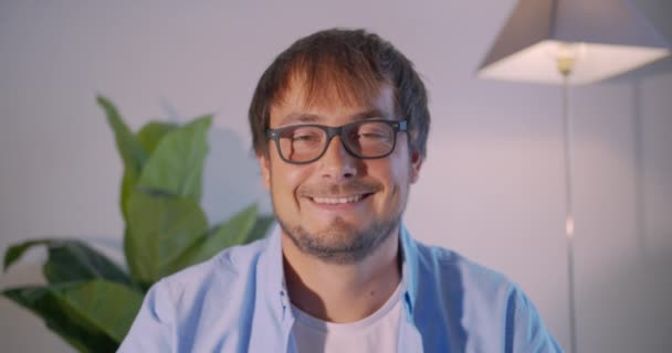 Retrato de um belo homem de meia-idade sorridente na sala de estar . — Vídeo de Stock