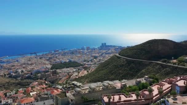 Vista aérea. la ciudad de Santa Cruz de Tenerife. La capital de Canarias en España. Una ciudad junto al océano . — Vídeos de Stock