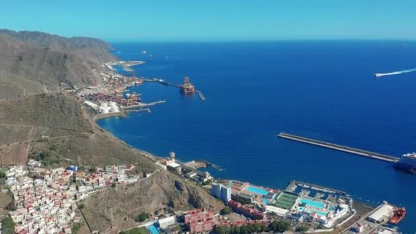 Luchtfoto 's. Santa Cruz de Tenerife. Panorama op de stad Santa Cruz de Tenerife. — Stockvideo