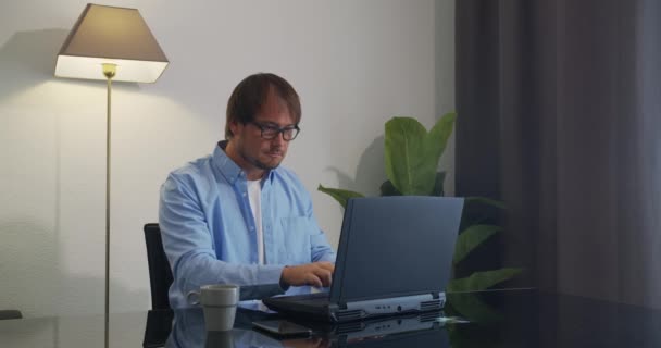 Primer plano. Hombre sorprendido preguntándose y trabajando en el ordenador portátil . — Vídeo de stock