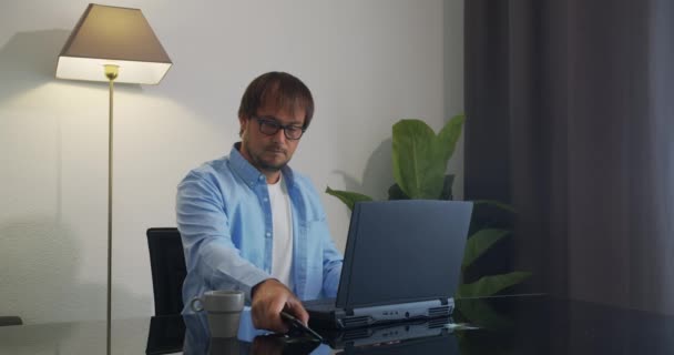 Hombre de negocios hablando por teléfono. Retrato de conversación profesional en smartphone. Persona guapo hablar teléfono celular . — Vídeos de Stock