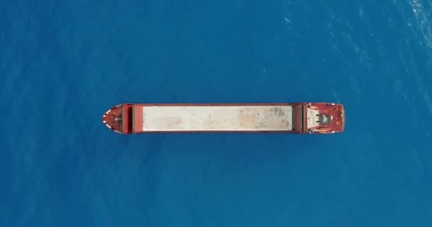 Navire de fret flottant sur mer. Vue aérienne .