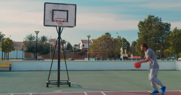 Basketbalspeler training. Spelen op Basketbalveld. Basketbalspeler stuiteren met de bal. — Stockvideo