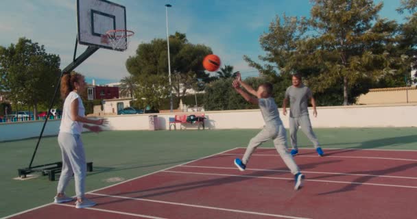 Los jugadores de baloncesto de la familia practican en el patio. Ataque oponente, posee pelota, cambio de posición de liderazgo . — Vídeo de stock