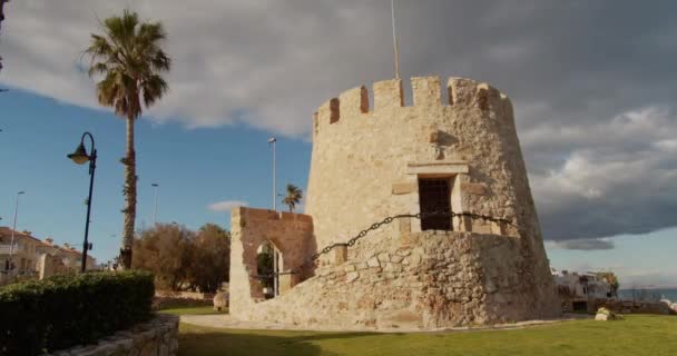 Wieża widokowa na hiszpańskim wybrzeżu Morza Śródziemnego, Torrevieja Torre del Moro. Ramy czasowe. — Wideo stockowe