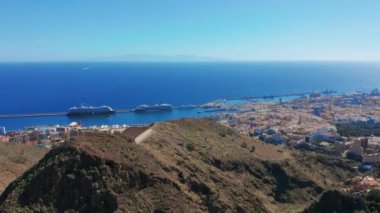 Hava görüntüsü. Santa Cruz de Tenerife şehri. İspanya 'daki Kanarya Adaları' nın başkenti. Okyanus kıyısında bir şehir.