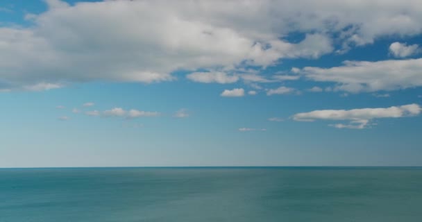 Vista al mar en el bonito día de verano, agua azul limpia y olas suaves, cielo azul con nubes, línea de horizonte. Cronograma . — Vídeos de Stock