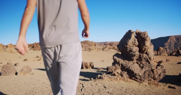 L'homme marche sur la planète rouge Mars. Mission spatiale . — Video