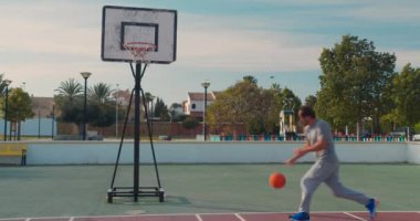 Basketbol Oyuncusu Eğitimi. Basketbol sahasında oynuyor. Basketbolcu topla zıplıyor.