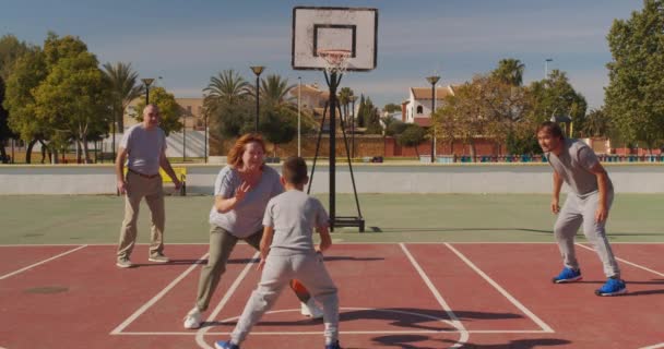 Aile basketbolcuları oyun alanında antrenman yapıyor. Rakip hücum, top sahibi, liderlik pozisyonu değişikliği.. — Stok video