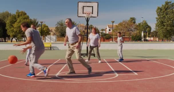 Aile basketbolcuları oyun alanında antrenman yapıyor. Rakip hücum, top sahibi, liderlik pozisyonu değişikliği.. — Stok video