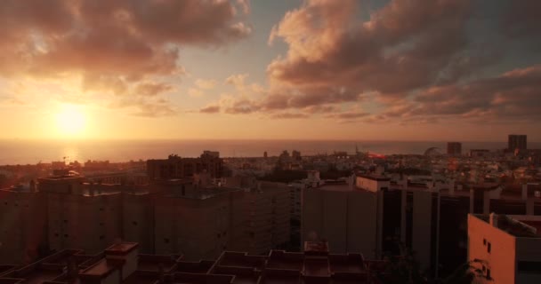 Timelapse på Teneriffa i Spanien. Utsikt över Santa Cruz de Tenerife. Röda, gula och orange moln soluppgång. — Stockvideo