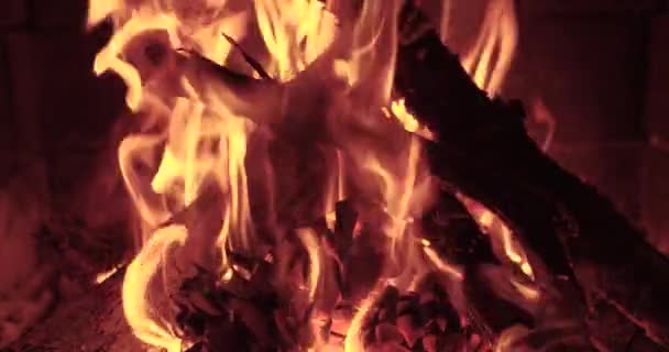Bois brûlant lentement avec une flamme de feu orange dans une atmosphère chaleureuse cheminée en brique .